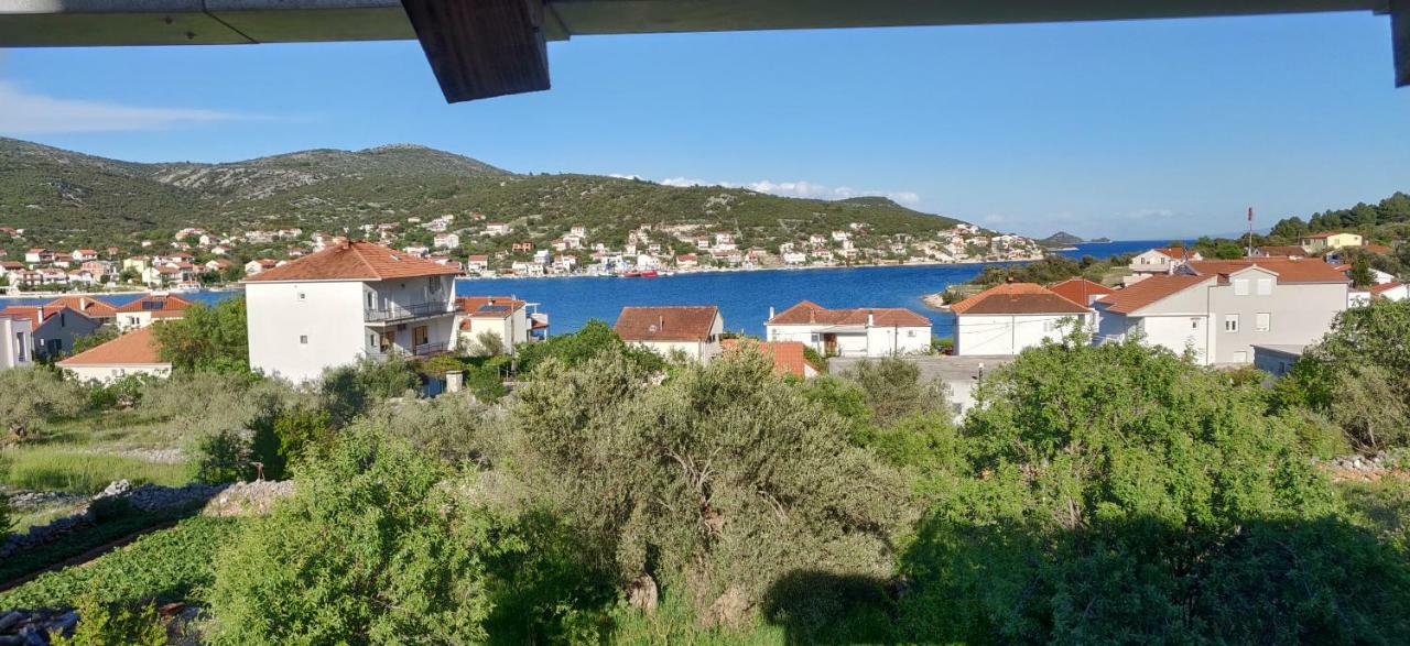 Guest House Maslina Vinišće Екстериор снимка